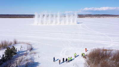 На Ладожском озере и в устье реки Свирь начали взрывать лёд