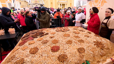 Блинным пирогом весом 600 кг угощают петербуржцев и гостей города в Петропавловской крепости