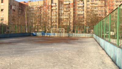 В Красносельском районе отремонтируют дворовой каток на улице Чекистов