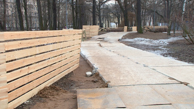В Лопухинском саду в связи с капремонтом шахты метро проложили временную дорогу из железо-бетонных плит