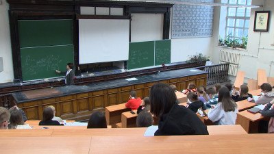 Студентам Петербурга увеличат именные правительственные стипендии с нового учебного года
