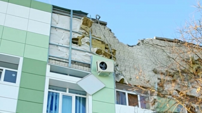 Обломки украинского беспилотника упали на крышу поликлиники в Курске