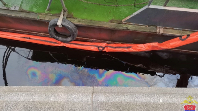 Транспортная полиция ведет проверку разлива нефти в Малой Невке