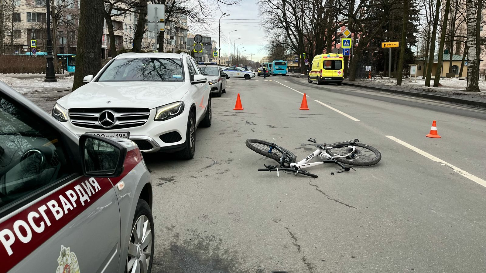 На Крестовском проспекте велосипедист влетел в открытую дверь «Мерседеса» и  попал под колёса «Вольво» | Телеканал Санкт-Петербург