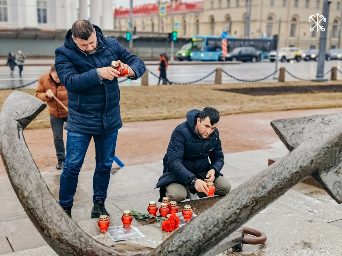 В Петербурге появились стихийные мемориалы после теракта в «Крокусе» - tvspb.ru