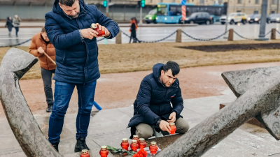 В Петербурге появились стихийные мемориалы после теракта в «Крокусе»