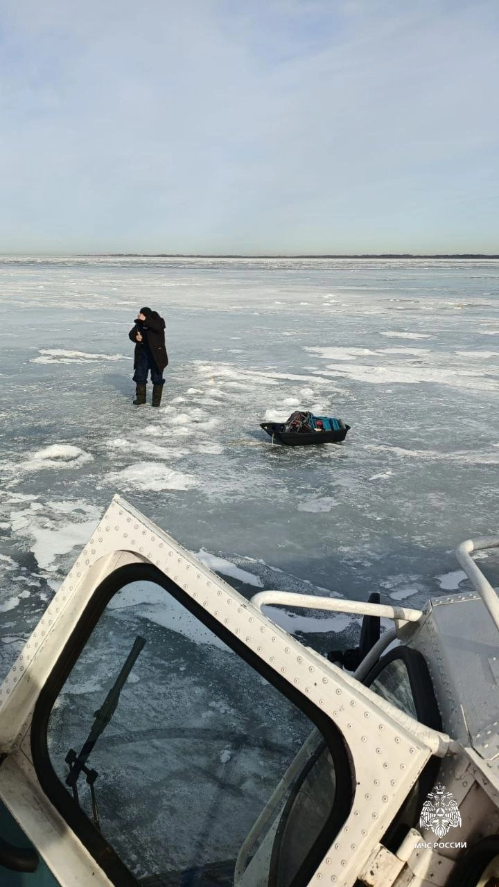 С оторвавшейся льдины в Финском заливе спасли 15 рыбаков - tvspb.ru