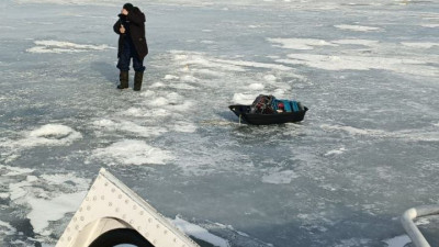 С оторвавшейся льдины в Финском заливе спасли 15 рыбаков