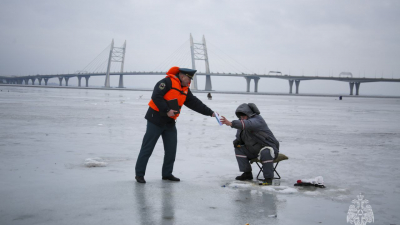 Спасатели напомнили петербуржцам о запрете выхода на лед с 15 марта
