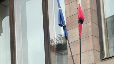 На Невском проспекте флаги Франции и Евросоюза обвязали чёрной лентой