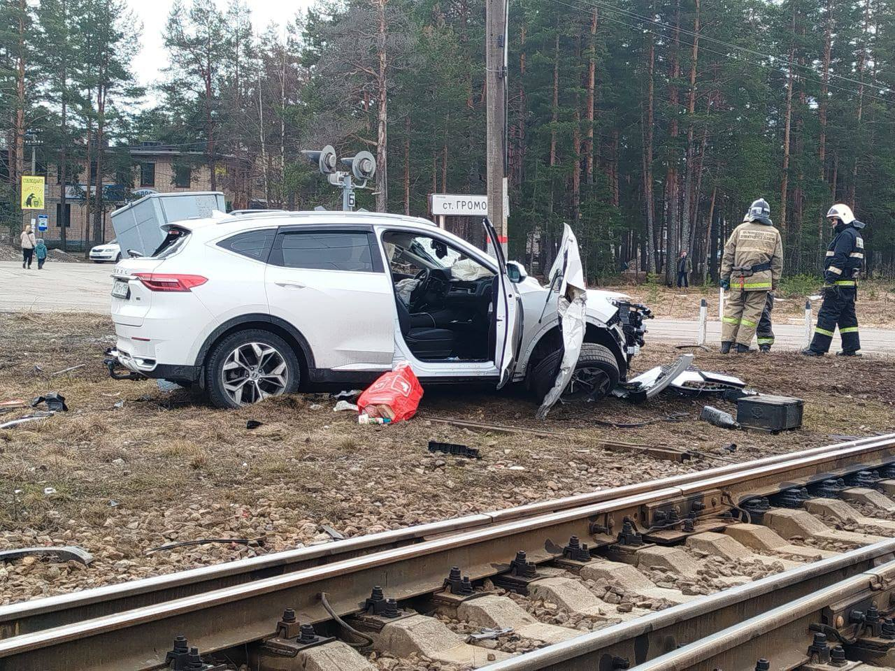 Электричка сбила автомобиль на ж/д переезде на станции «Громово» в  Ленобласти