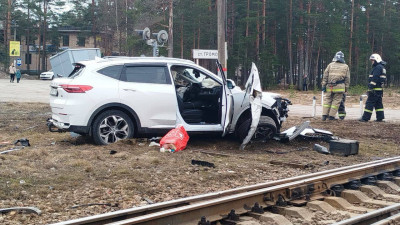 Электричка сбила автомобиль на ж/д переезде на станции «Громово» в Ленобласти