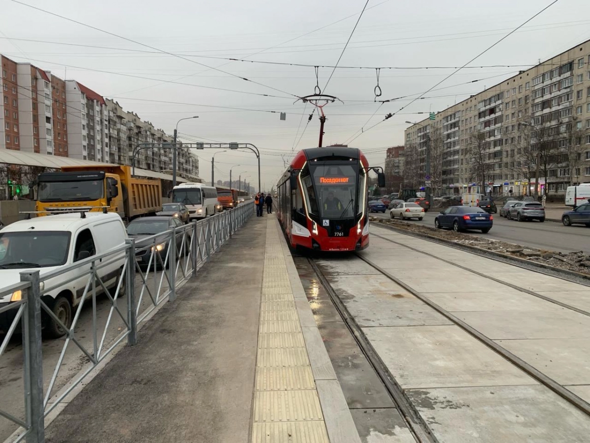 Трамваи №21 и №55 снова ходят по своим маршрутам: ремонт путей на проспекте Энгельса закончили раньше срока - tvspb.ru