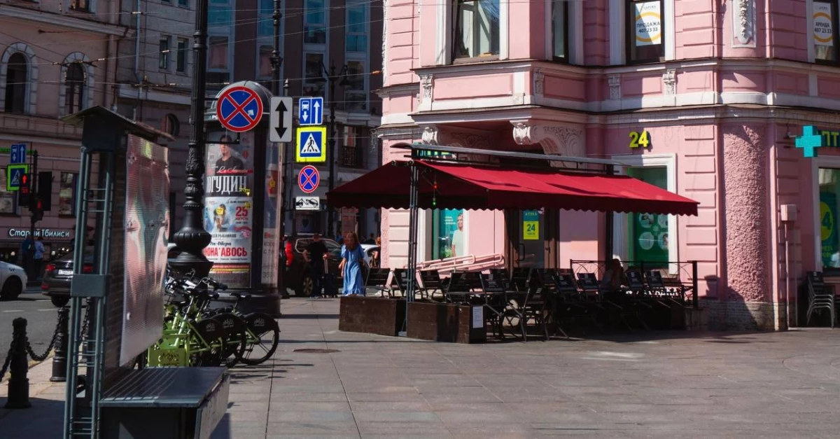 Стало известно, когда в Петербурге появятся летние столики кафе - tvspb.ru