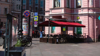 Стало известно, когда в Петербурге появятся летние столики кафе