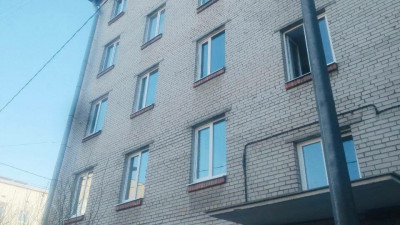 В квартирах на Пискарёвском проспекте, пострадавших от атаки БПЛА, восстановили остекление