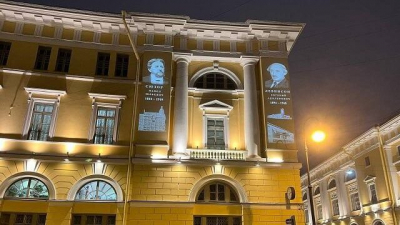 Новые световые проекции украсили площадь Ломоносова