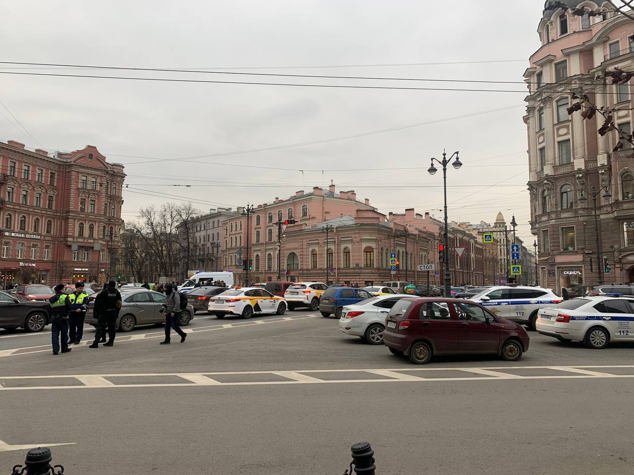 Жители Петербурга заметили множество сотрудников полиции сразу в нескольких  районах города.