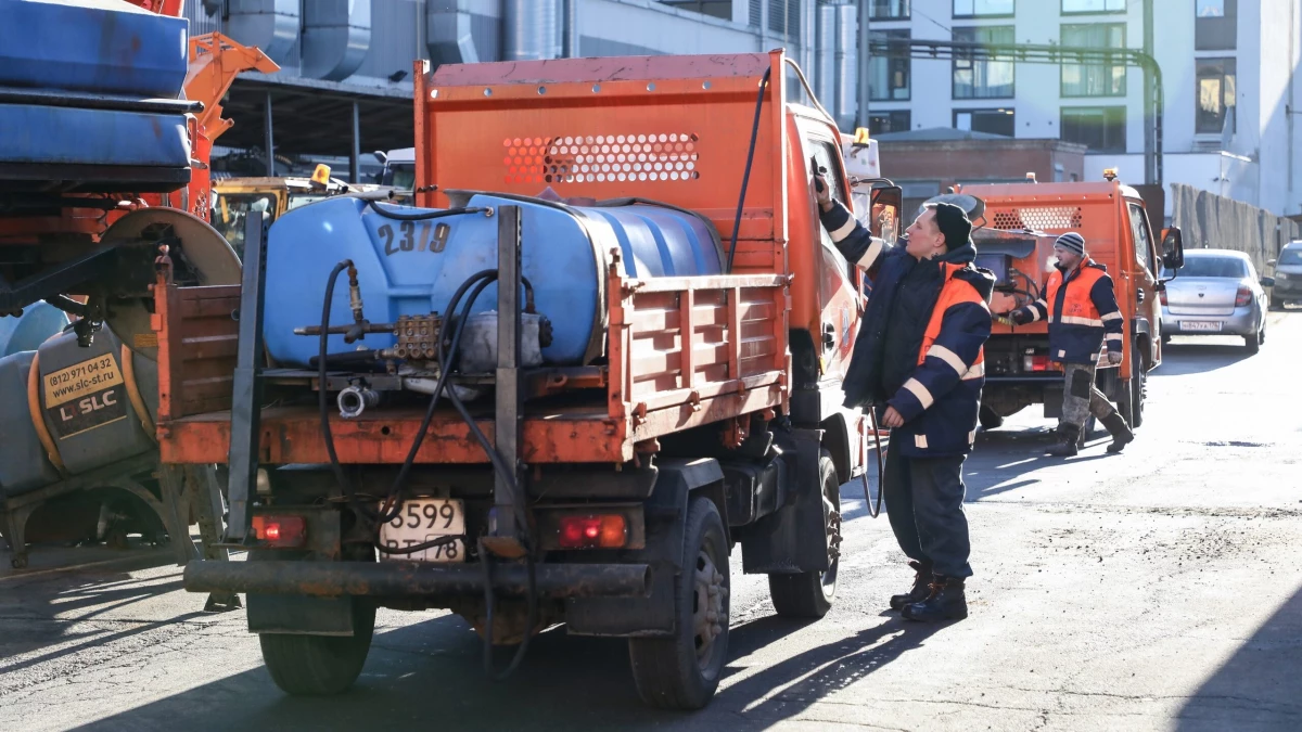 В Петербурге дорожную технику начали «переодевать» к весне | Телеканал  Санкт-Петербург