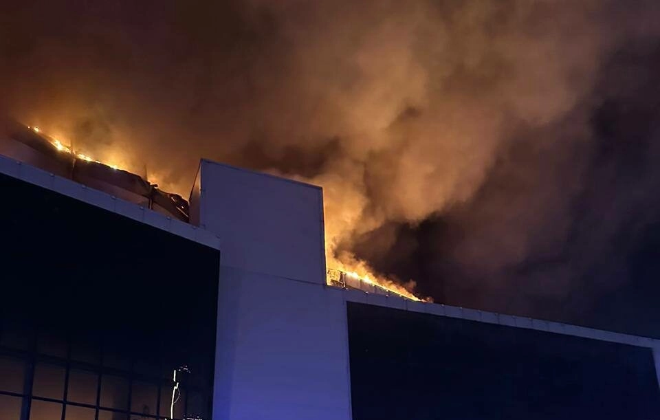 Площадь пожара в Crocus City Hall достигла 3 тысяч метров: на тушение отправили 2 вертолета - tvspb.ru