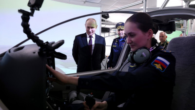 Владимир Путин поздравил лётчиц с наступающим 8 марта