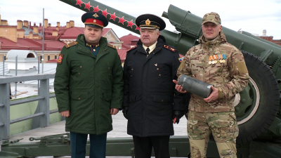 Полуденным залпом из пушки Петропавловской крепости отметили 10-летие возвращения Крыма в Россию