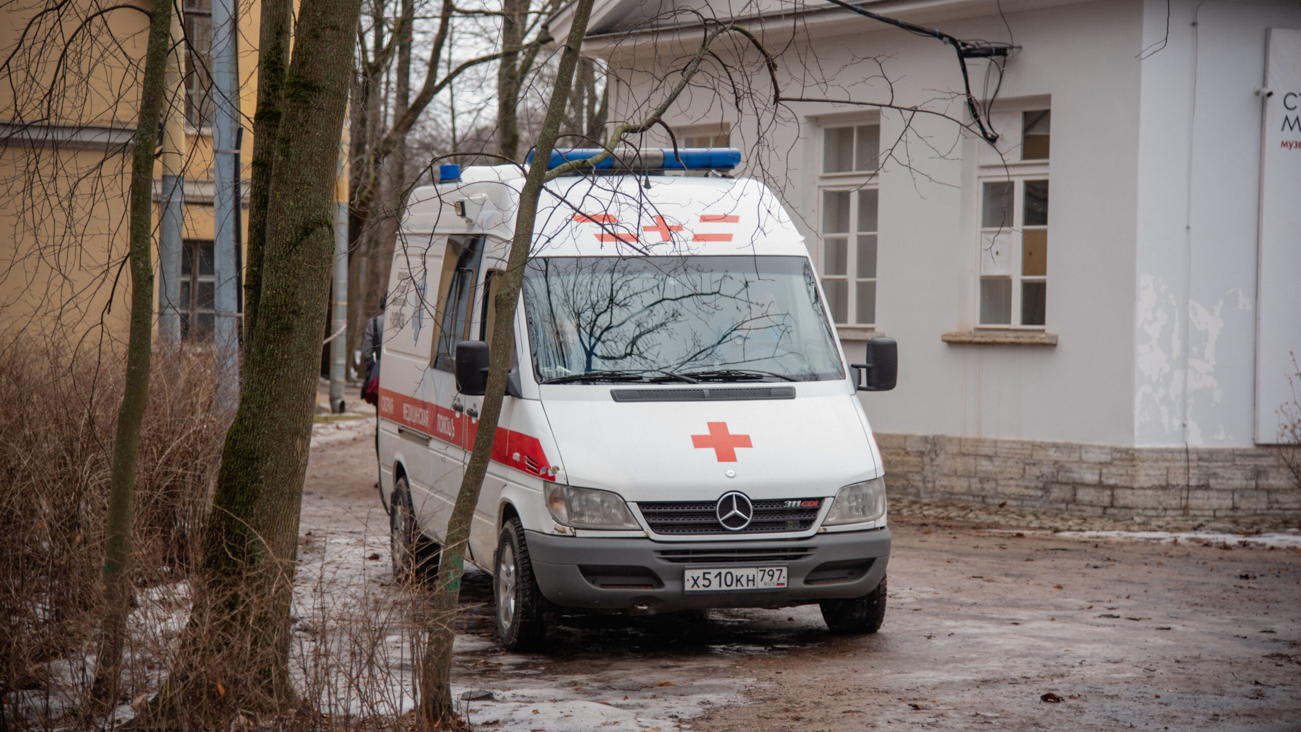 Петербурженка набросилась на бригаду врачей скорой помощи на Русановской  улице | Телеканал Санкт-Петербург