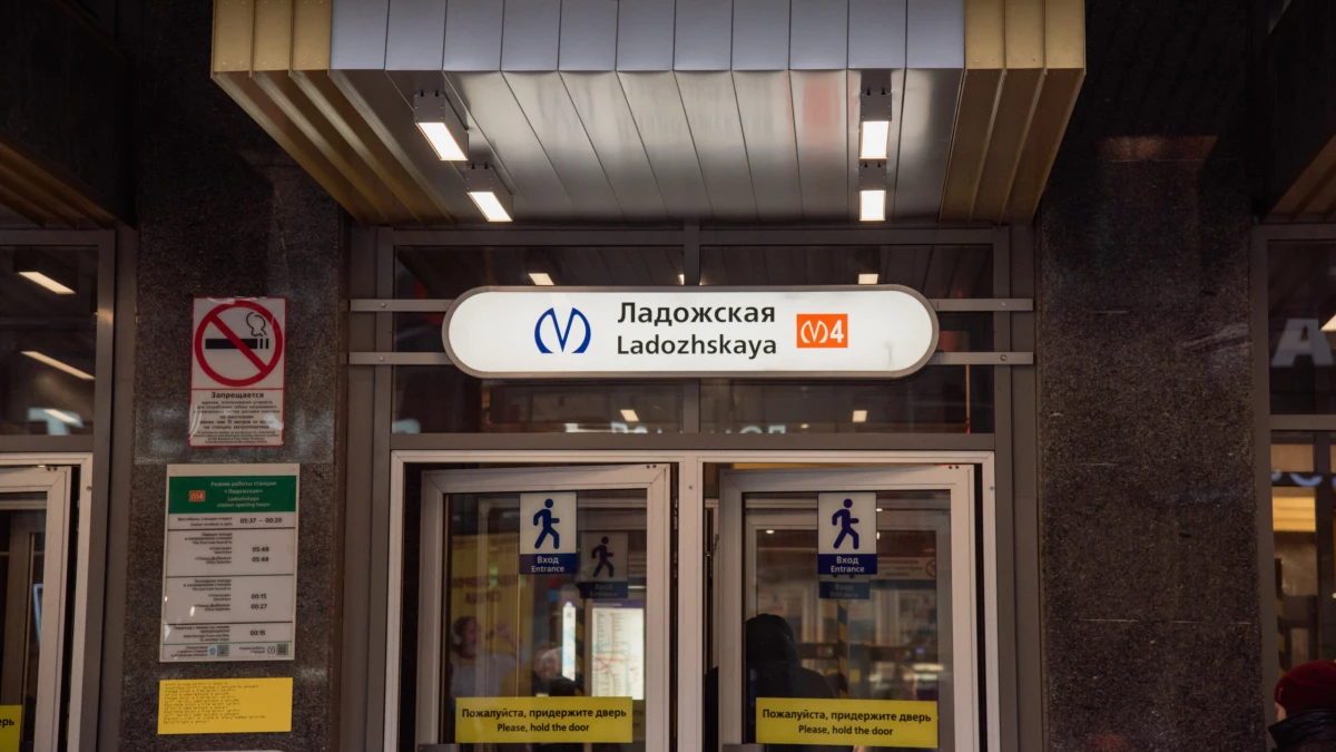 Вход на станцию «Ладожская» ограничили из-за внезапной остановки эскалатора - tvspb.ru