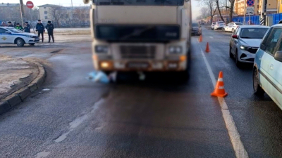 В Петербурге грузовик насмерть сбил курьера