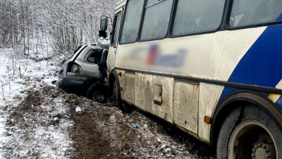 В Ленобласти автобус со строителями попал в страшную аварию: есть погибшие