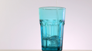 Пить или не пить: так ли обязателен стакан воды с утра и сколько жидкости реально нужно организму