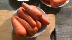 Радует глаз, помогает загореть, повышает сахар — разбираемся с  популярными мифами о моркови