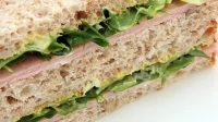 Гастроэнтеролог предупредил о вреде бутербродов на завтрак
