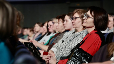 Александр Беглов поздравил петербурженок на праздничном концерте в «Октябрьском»
