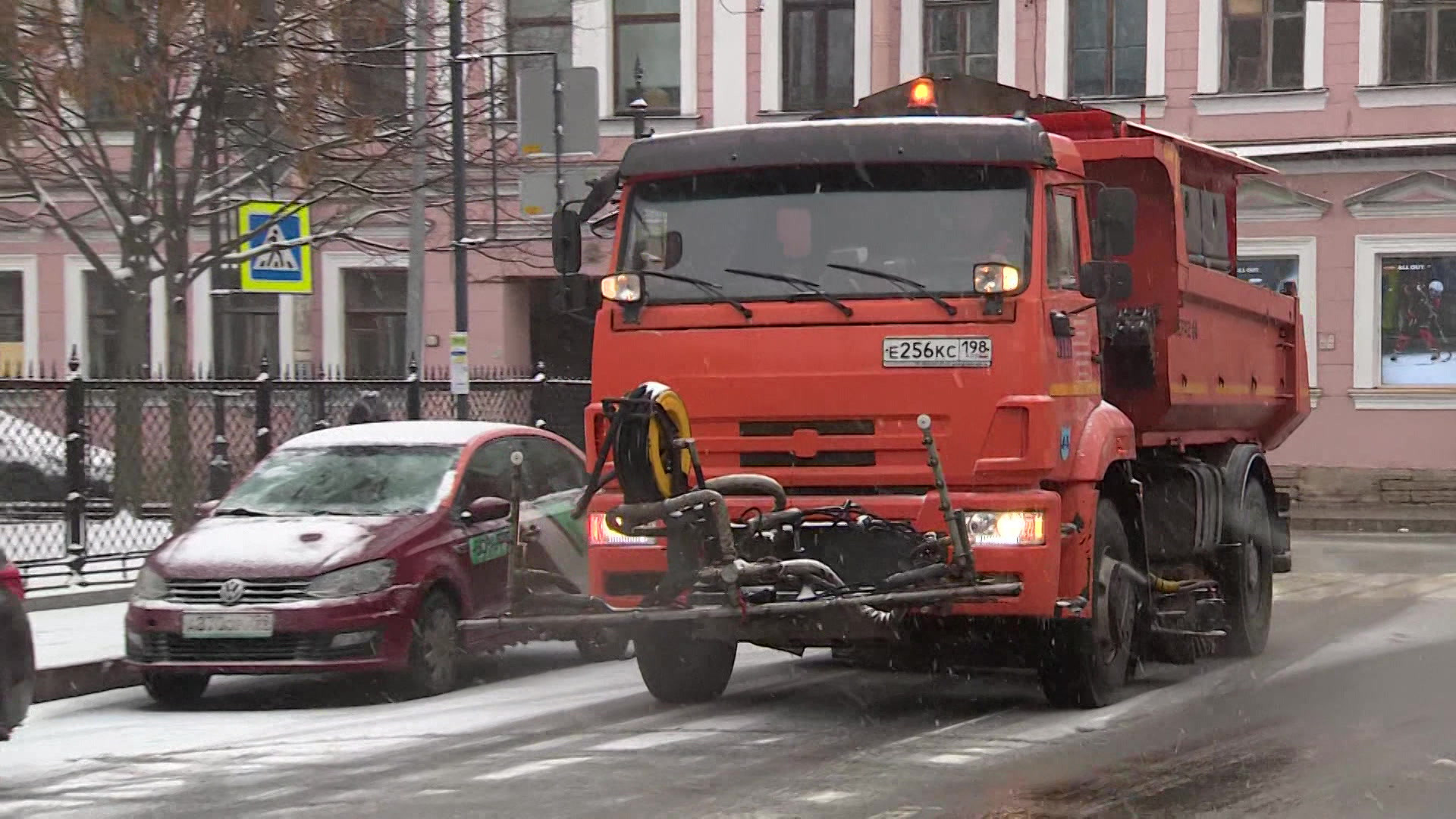 Дорожные службы в Петербурге усилили уборку после снегопада | Телеканал  Санкт-Петербург