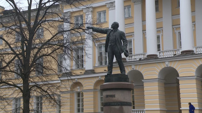 В Петербурге в память о Владимире Ленине к его монументу у Смольного возложили цветы