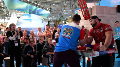 Чемпион мира провел соревнования по армрестлингу на стенде Петербурга выставки «Россия»