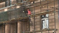 Реставрация с ювелирной точностью: фасады домов на Старо-Невском восстановят к осени