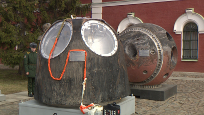 Спускаемый аппарат космическoго корабля «Союз МС-02» передали в музей истории Петербурга