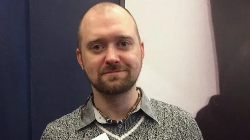 Доцент петербургского вуза потерял работу после штрафа за украинский флаг на аватарке - tvspb.ru