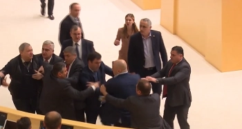 В сети появилось видео грандиозной драки в парламенте Грузии