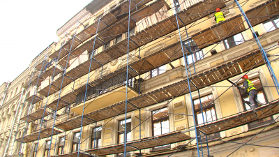 Ремонт в ювелирных условиях: на Невском проспекте начали реставрировать фасады