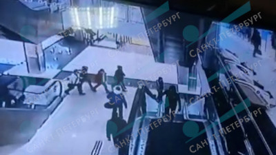 Появились кадры из петербургского ТЦ, где подросток пырнул школьницу