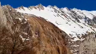 С горы Фишт в районе Сочи сошла мощная лавина из мокрого снега, камней и земли
