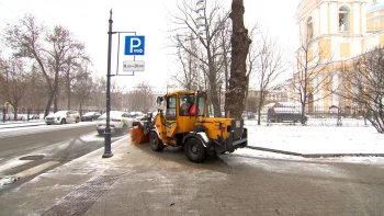 Апрельский снегопад в Петербурге убирают 700 машин