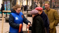 Волонтеры рассказали петербуржцам об истории Георгиевской ленты и исполнили военные песни