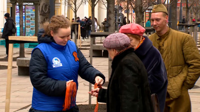 Волонтеры рассказали петербуржцам об истории Георгиевской ленты и исполнили военные песни