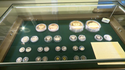 «Три стороны медали»: к 300-летию Петербургского монетного двора открыли выставку