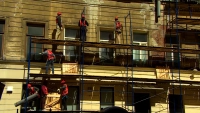 Новые лифты, обновленные фасады, крепкая кровля: как в Петербурге проходит масштабный капремонт домов