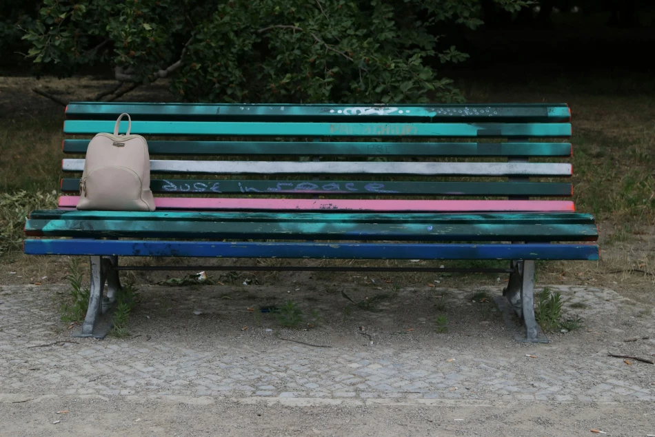 Жители Купчино нашли на скамейке урну с прахом пенсионерки - tvspb.ru